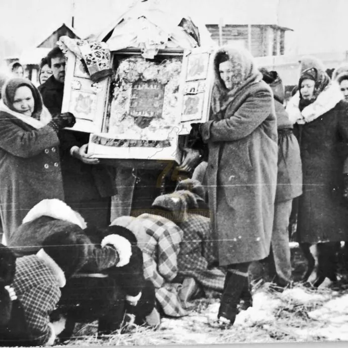 Обрядовый комплекс переноса иконы «Свеча» («Воскресение Христово») у белорусских переселенцев деревни Осиновка Викуловского района Тюменской области